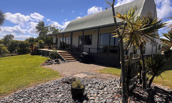 Cable Bay House | Hillside Barn - Just Minutes from The Beach