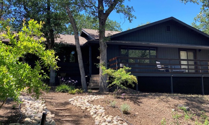 Three Rivers House | Hillside hideaway at the gateway to the Sequoias and Kings Canyon National Park.