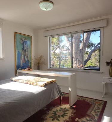 Wembley Downs Ski Chalet | hillside holiday house near the sea