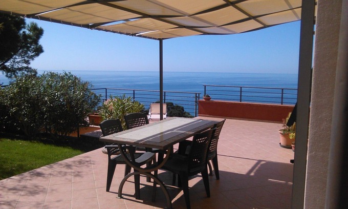 Poggi House | Hillside overlooking the sea