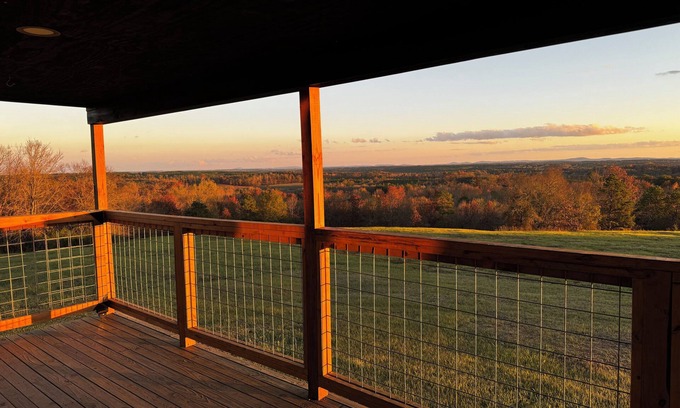 Smithville Cabin | Hilltop Escape - Serene Honeymoon Cabin
