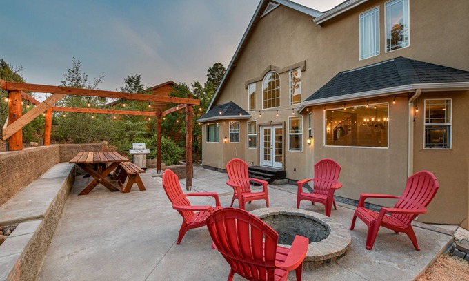 Show Low House | Hilltop Hideaway/Backyard Retreat/Huge Front deck/2 Fireplaces