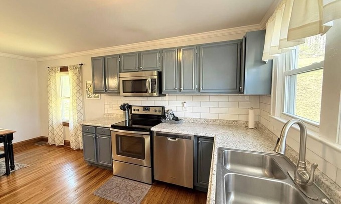 Bradley House | Hilltop Hideaway-charming 2 bedroom home, family friendly, WiFi , AC ,