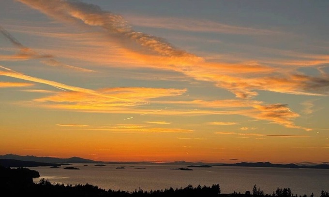 Regional District of Nanaimo House | Hilltop Oceanview Getaway – Relax Above Nanaimo’s Coastline