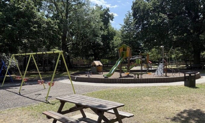 London Borough of Bromley Apartment | Hillview Modern 3 Bed Bromley, Chislehurst House