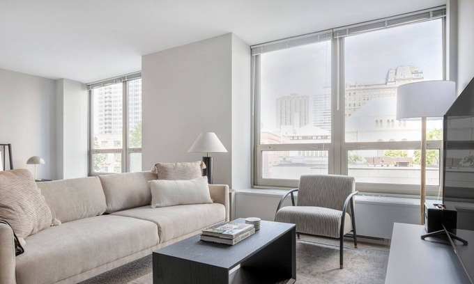 Lake View East Apartment | Hip Lakeview Studio w/ Deck, Pool & Gym, nr Lincoln Park, by Blueground