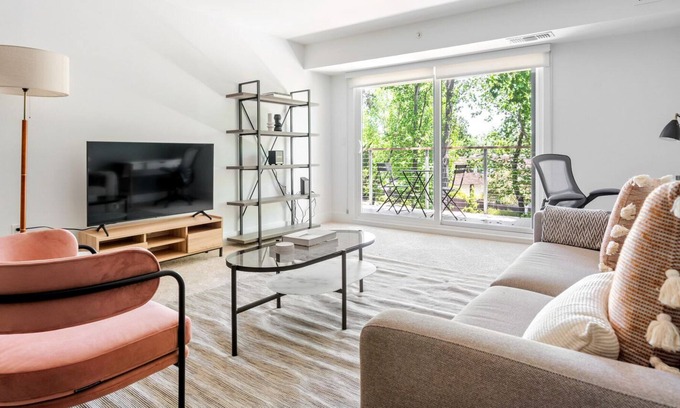 Sharon Heights Apartment | Hip Menlo Park 1BR w/ Pool, W/D & BB Court, near highways, by Blueground