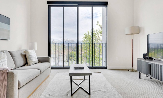 The Villas Apartment | Hip Santana Row 1BR w/Pool & Gym, 10 mins to Google, by Blueground