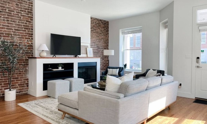 Downtown Knoxville Villa | Historic 1900`s Townhome with a Modern Flair