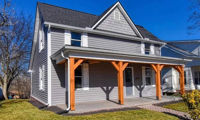 Lenoir City House | Historic 2-bedroom house with WiFi and AC in downtown Lenoir City