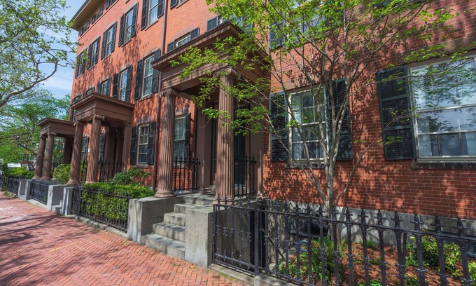 College Hill Apartment | Historic Brownstone in the Heart of College Hill - BROWN - RISD - JWU