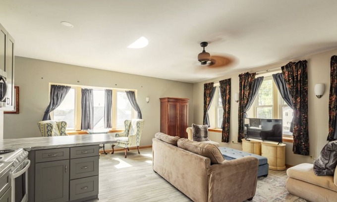 De Soto Apartment | Historic building with comfortable rooms in De Soto