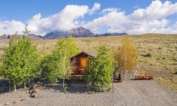 Wapiti Cabin | Historic Bunkhouse with 360 degree Mountain Views with river access