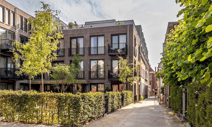 Delft House | Historic Canal Home in Delft