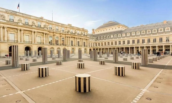 Paris City Center Apartment | HISTORIC CARDINAL RICHELIEU APARTMENT ,LOUVRE VIEWS AND 'EMILY IN PARIS' CHARM