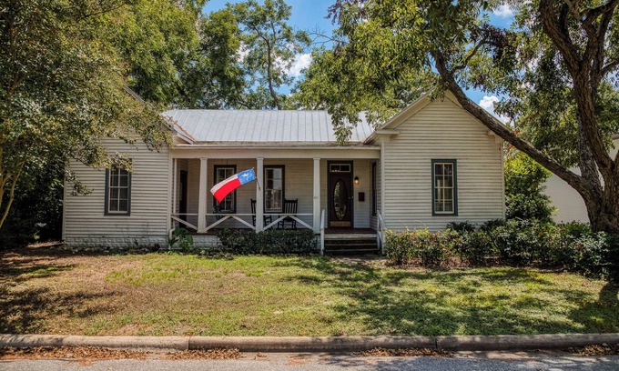 Brenham House | Historic Charm Meets Cozy Comfort in Downtown Brenham