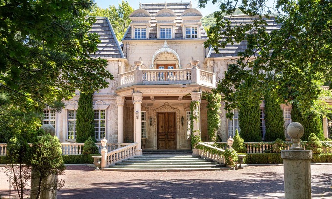 Sandy House | Historic Chateau