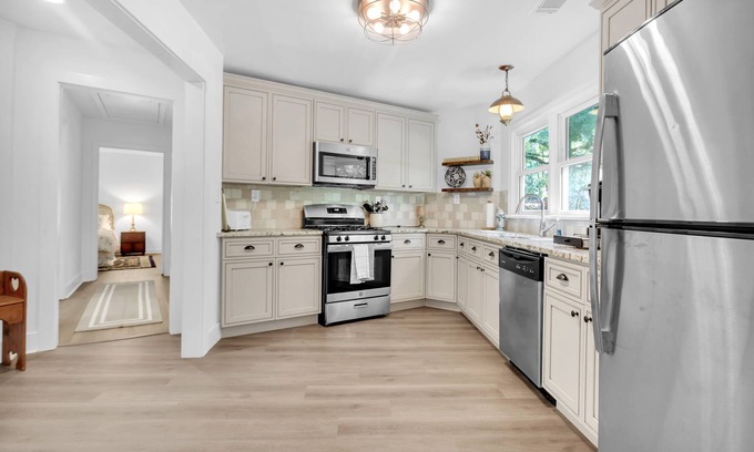 Acworth House | Historic Downtown Acworth-Wheelchair Accessible- Pet Friendly-Walk to the lake!