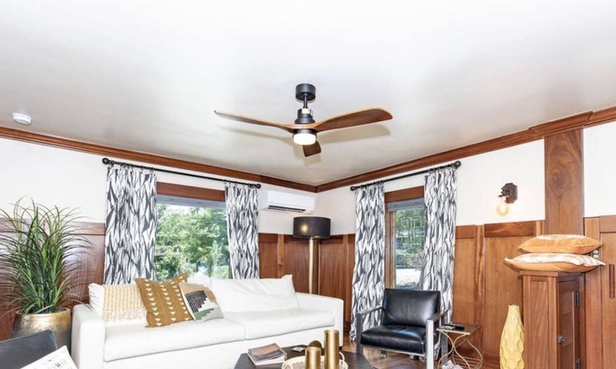 Prescott House | *Historic Downtown Bungalow *Firepit *Hot Tub *BBQ