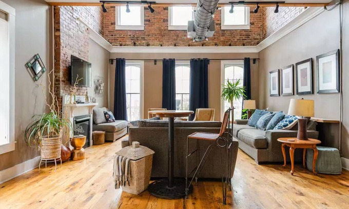 New Albany House | Historic Downtown, Walk to Dinner and Shops, Rooftop Patio, Great for Big Groups