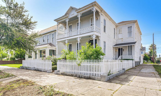 Galveston Apartment | Historic Escape: Walk to The Strand Galleries!