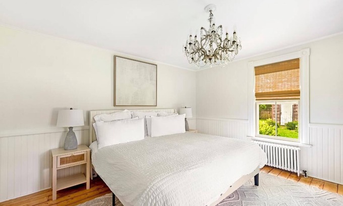 Bridgehampton House | HISTORIC FARMHOUSE MINUTES TO VILLAGE IN WATERMILL 5BR, 3 BATH, HEATED POOL nn