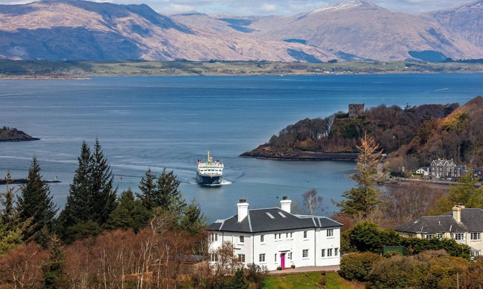 Oban House | Historic house in Oban with stunning views over the West Scotland coast. Sleeping 14 (+2 infants) and pet friendly.