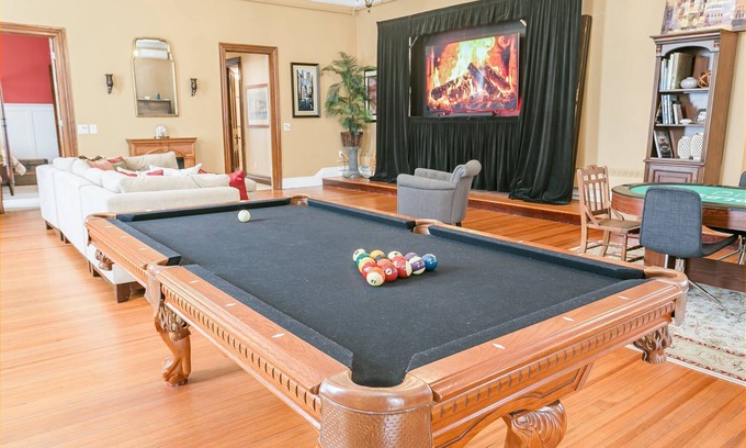 Macedon House | Historic Loft | Pool Table | Bar | Movie Theater