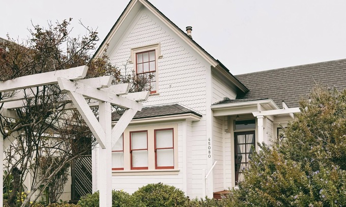 Mendocino House | Historic Madeira House in Mendocino Village