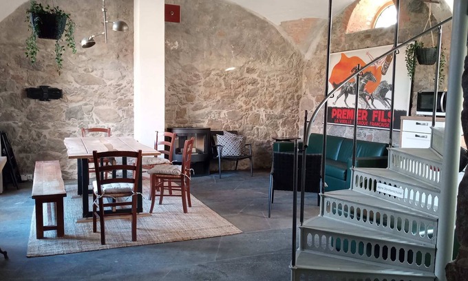 Buhlau Apartment | historic manor with barrel sauna and more