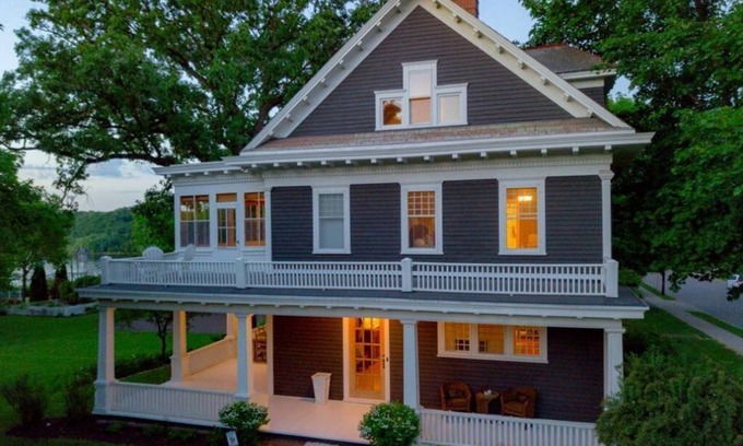 Stillwater House | HISTORIC MANSION, DOWNTOWN, WALKABLE, COLONIAL REVIVAL