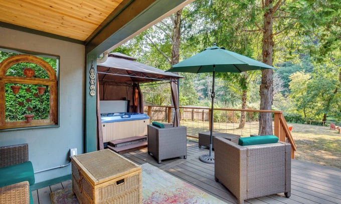 Mapleton Cottage | Historic Mapleton Cottage w/River Views & Hot Tub