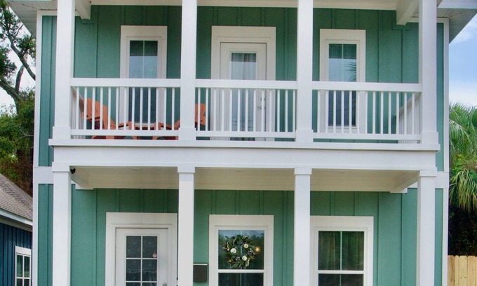 East Hill House | Historic Neighborhood, 14 min to beach, 6 min to downtown