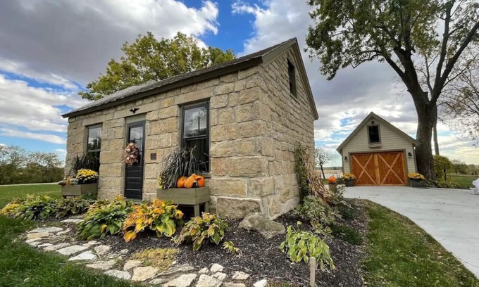 Pella House | Historic Pella Cottage w/Firepit Retreat