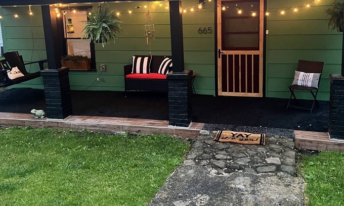 Olive Hill Cottage | Historic trail town cozy cottage!