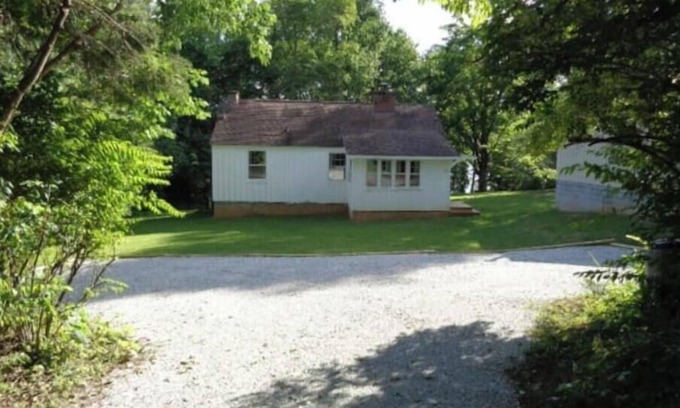 Andersonville Cabin | Historic year-round cabin along lakeshore w/dock