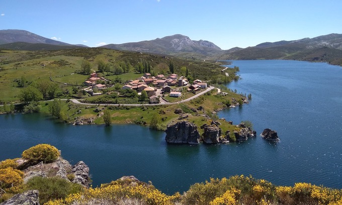 Cardano de Abajo House | Hobbit House (bioclimatic and half-buried with green cover).