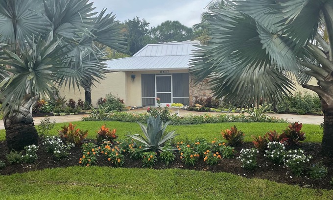 Hobe Sound House | Hobe sound 8 minutes away from the beach! Walk into Jonathan Dickinson park!