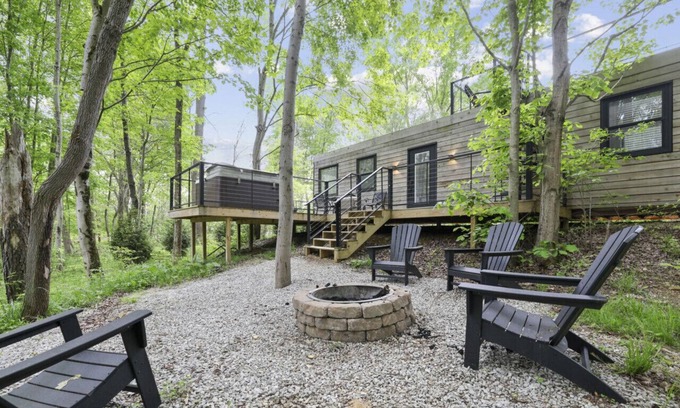 Logan Apartment | Hocking Hills: Hiltop Haven: The Top Deck