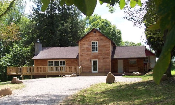 Logan Cabin | Hocking Hills Lodge on 80 acres -HotTub & GameRoom