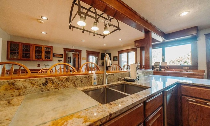 New Plymouth House | Hocking Hills Pool Hot Tub