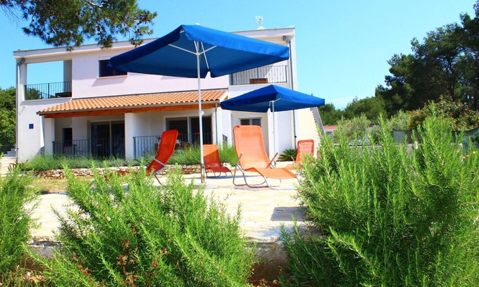 Verunic House | Holiday Home in Verunic near the Sea