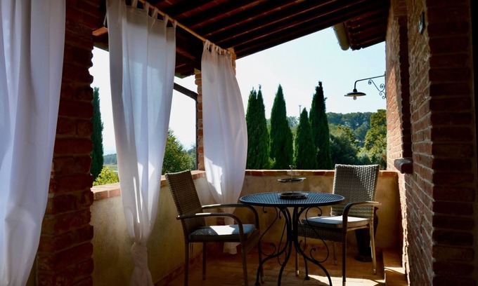 Castiglione del Lago Apartment | Holiday Apartment "Terra" with Shared Pool, Private Terrace & Wi-Fi