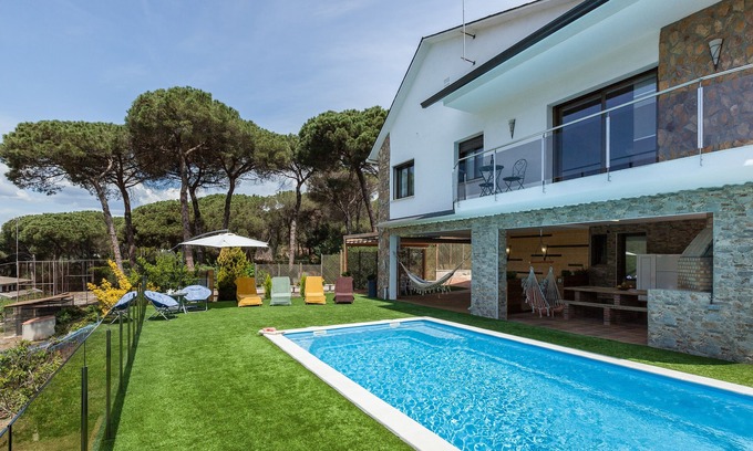 Llinars del Valles Apartment | Holiday Apartment "Armonia Superior, Comparte Exterior" with Mountain View, Shared Pool & Wi-Fi