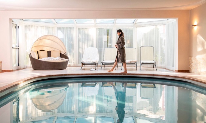 Saltusio Apartment | Holiday Apartment "Alpenhof Lodge Almrose iii" with Mountain View, Pool & Wi-Fi