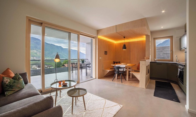 Cermes Apartment | Holiday Apartment "Das Runde" with Mountain View, Wi-Fi, Garden & Terrace