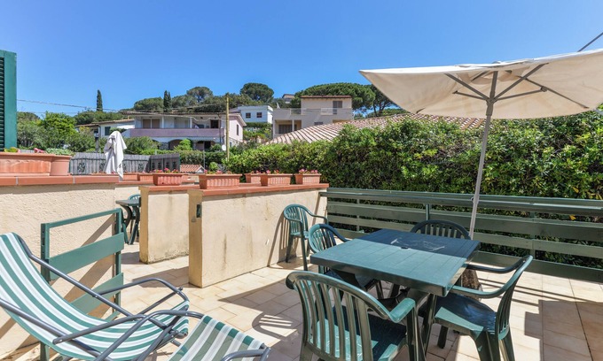Procchio Apartment | Holiday Apartment "Il Quadrifoglio 2" near Beach with Private Terrace & Wi-Fi