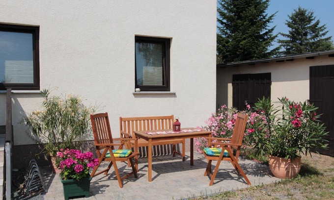 Kleinnaundorf House | Holiday Apartment in Kleinnaundorf with Private Parking