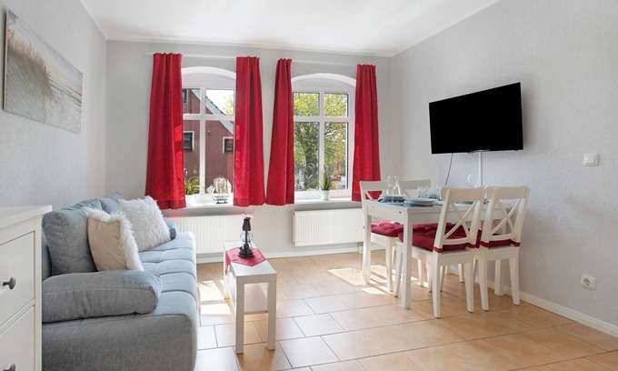 Schaprode Apartment | Holiday Apartment 'Kapitänsferienhaus Admiralität' with Shared Terrace & Wi-Fi