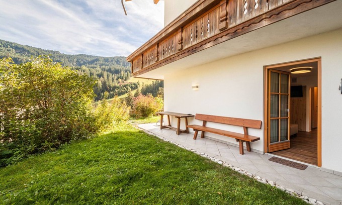 Racines Apartment | Holiday Apartment "Parigger Apt Enzian" with Mountain View, Shared Garden and Wi-Fi